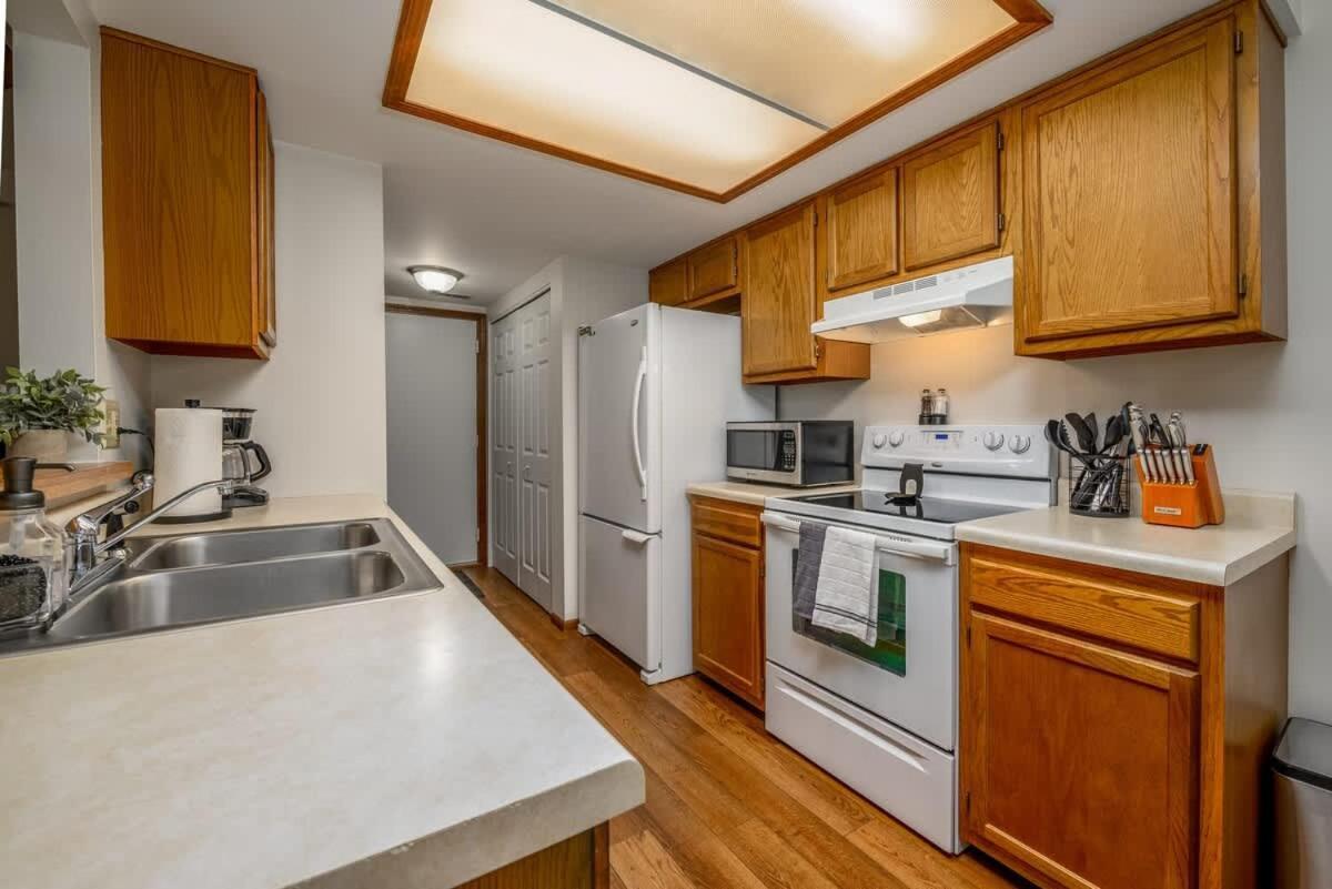 Family Friendly And Quite 2 Bedroom Condo Close To Fun Форт Уейн Екстериор снимка